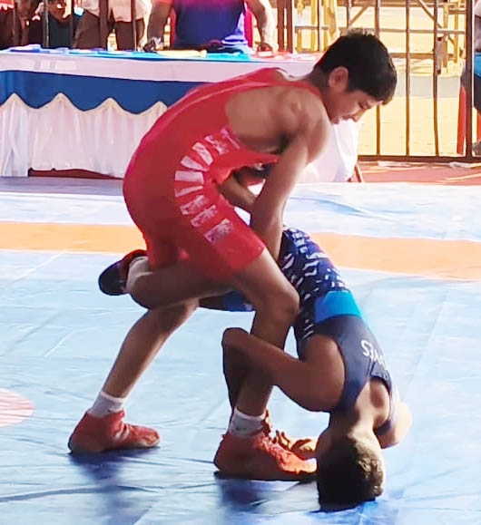 ಮರಿಯಮ್ಮನಹಳ್ಳಿಯ ವಿನಾಯಕ ಪ್ರೌಢಶಾಲೆಯ ಮೈದಾನದಲ್ಲಿ ಭಾನುವಾರ ನಡೆದ ಪ್ರಾಥಮಿಕ ಹಾಗೂ ಪ್ರೌಢಶಾಲೆಗಳ 14 ಮತ್ತು 17ವರ್ಷ ವಯೋಮಿತಿಯ ಬಾಲಕರ ರಾಜ್ಯ ಮಟ್ಟದ ಕುಸ್ತಿ ಪಂದ್ಯಾವಳಿಯ ಫೈನಲ್ ಪಂದ್ಯಗಳು ರೋಚಕತೆಯಿಂದ ಕೂಡಿದ್ದವು