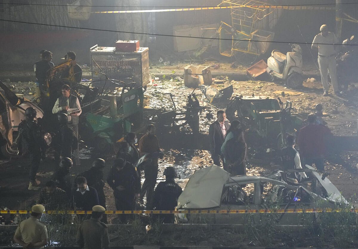 ದೆಹಲಿ ಸ್ಫೋಟ: ಚದುರಿಬಿದ್ದ ಮಾನವ ಅವಶೇಷ; ಭೀಕರತೆ ಬಿಚ್ಚಿಟ್ಟ ಪ್ರತ್ಯಕ್ಷದರ್ಶಿಗಳು