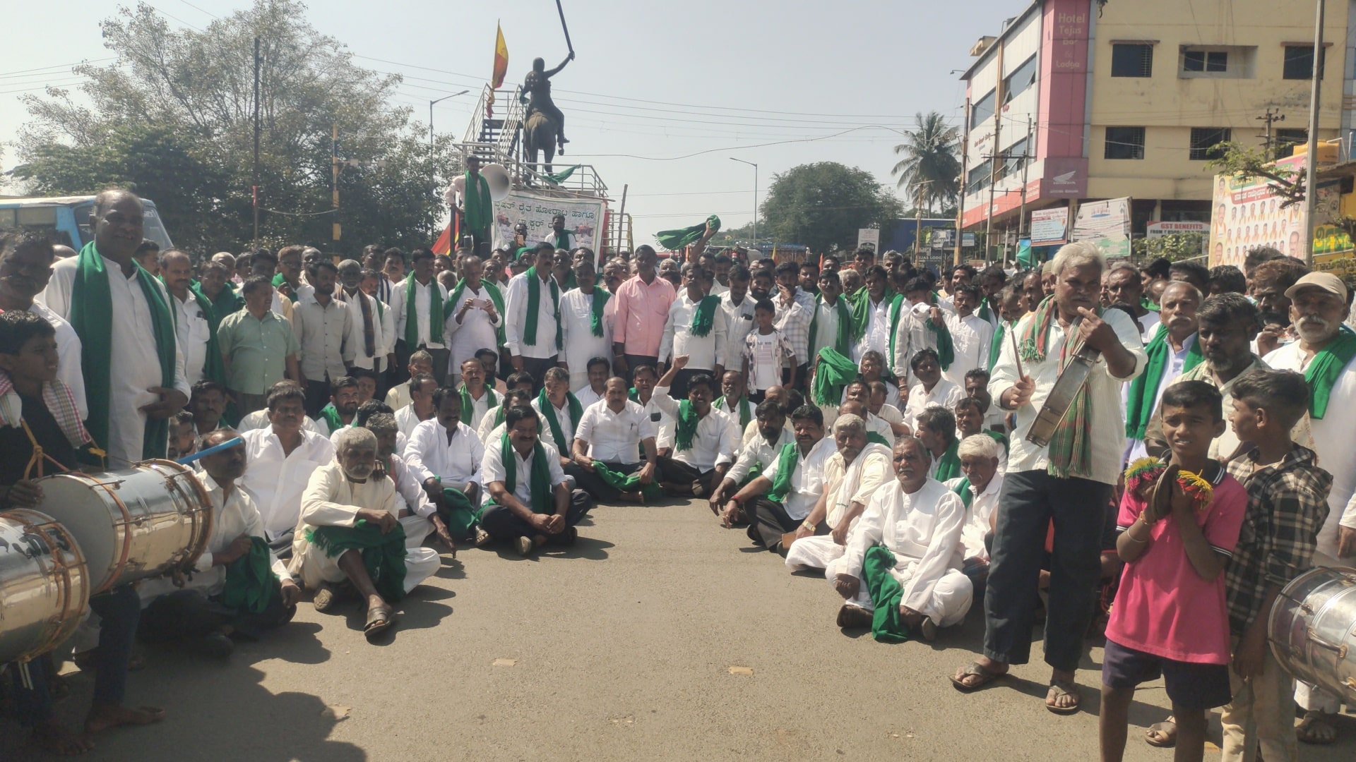 ಬೈಲಹೊಂಗಲದಲ್ಲಿ ತಾಲ್ಲೂಕಿನ ವಿವಿಧ ಗ್ರಾಮಗಳ ಗ್ರಾಮಸ್ಥರು ಸೋಮವಾರ ಬೃಹತ್ ಪ್ರತಿಭಟನಾ ಮೆರವಣಿಗೆ ನಡೆಸಿದರು.