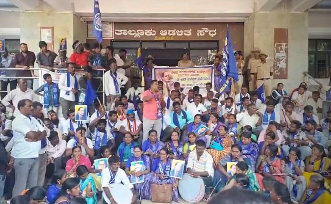 ಕೆ.ಆರ್.ಪೇಟೆ: ಅಂಬೇಡ್ಕರ್ ಪುತ್ಥಳಿ ನಿರ್ಮಾಣಕ್ಕೆ ಆಗ್ರಹಿಸಿ ಪ್ರತಿಭಟನೆ