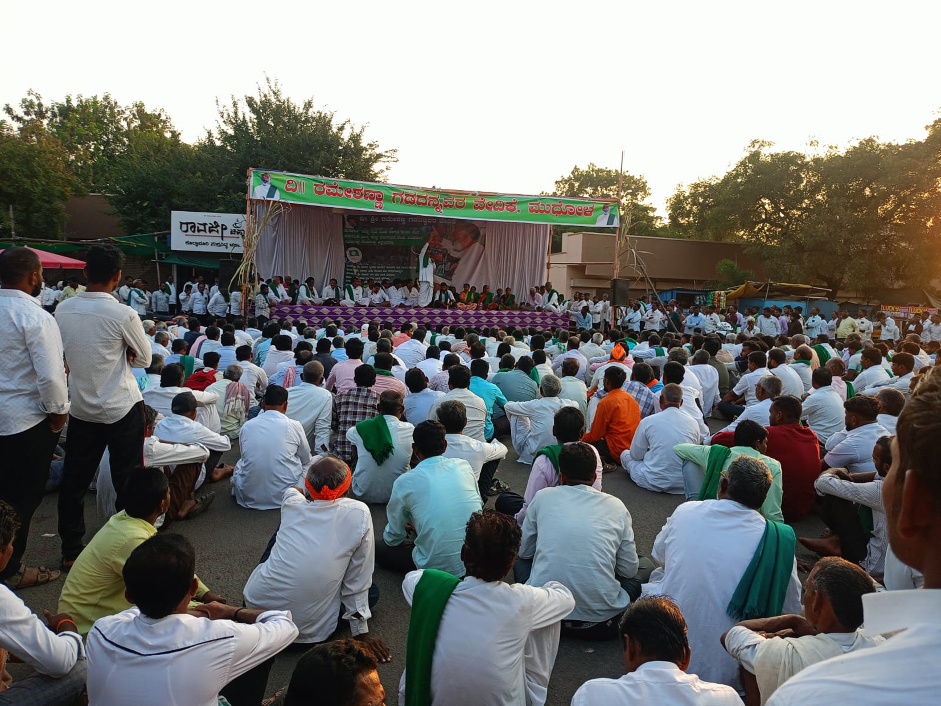 ಮುಧೋಳದಲ್ಲಿ ಸೋಮವಾರ ಕಬ್ಬಿನ ದರಕ್ಕೆ ಆಗ್ರಹಿಸಿ ಕಬ್ಬು ಬೆಳೆಗಾರರು ಸಂಗೊಳ್ಳಿ ರಾಯಣ್ಣ ವೃತ್ತದಲ್ಲಿ ರಾಜ್ಯ ಹೆದ್ದಾರಿ ಬಂದ್ ಮಾಡಿ ಪ್ರತಿಭಟನೆ ನಡೆಸಿದರು