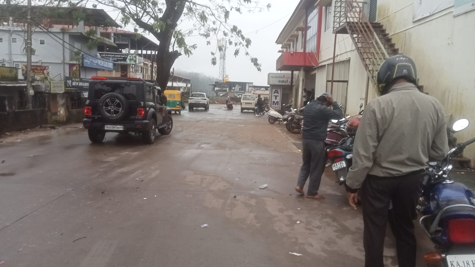 ಮೂಡಿಗೆರೆ ಬಸ್ ನಿಲ್ದಾಣದಲ್ಲಿ ಖಾಸಗೀ ವಾಹನಗಳು ನಿಂತಿರುವುದು