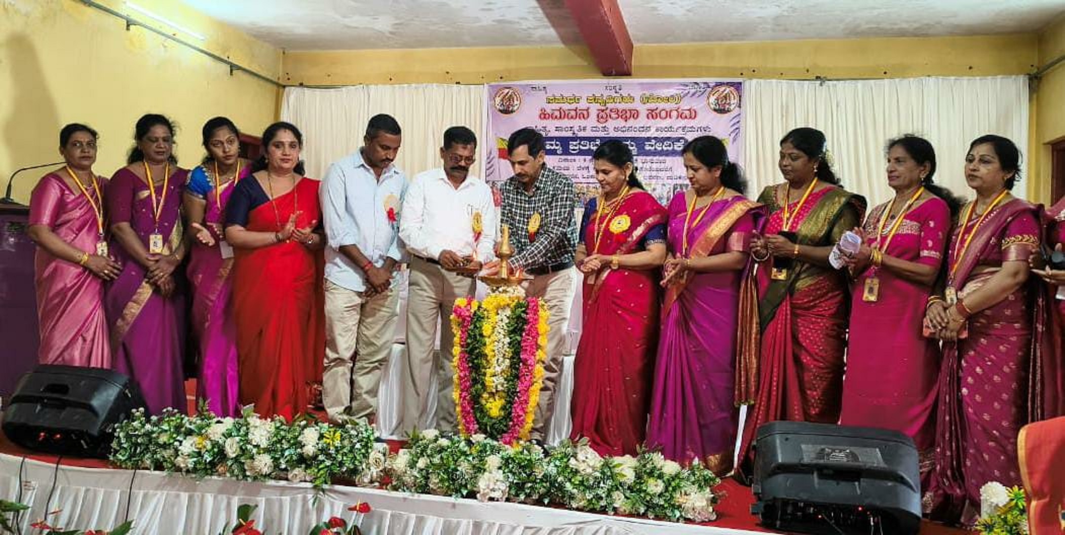 ಮಡಿಕೇರಿ ನಗರದ ಓಂಕಾರಸದನದಲ್ಲಿ ಸಮರ್ಥ ಕನ್ನಡಿಗರು ಸಂಸ್ಥೆಯ ಕೊಡಗು ಘಟಕದ ವತಿಯಿಂದ ಭಾನುವಾರ ನಡೆದ ‘ನಿಮ್ಮ ಪ್ರತಿಭೆ - ನಮ್ಮ ವೇದಿಕೆ’ ಸಾಂಸ್ಕೃತಿಕ ಕಾರ್ಯಕ್ರಮಗಳಿಗೆವೈದ್ಯ ಸಾಹಿತಿ ಡಾ.ನಡಿಬೈಲು ಉದಯಶಂಕರ್ ಉದ್ಘಾಟಿಸಿದರು