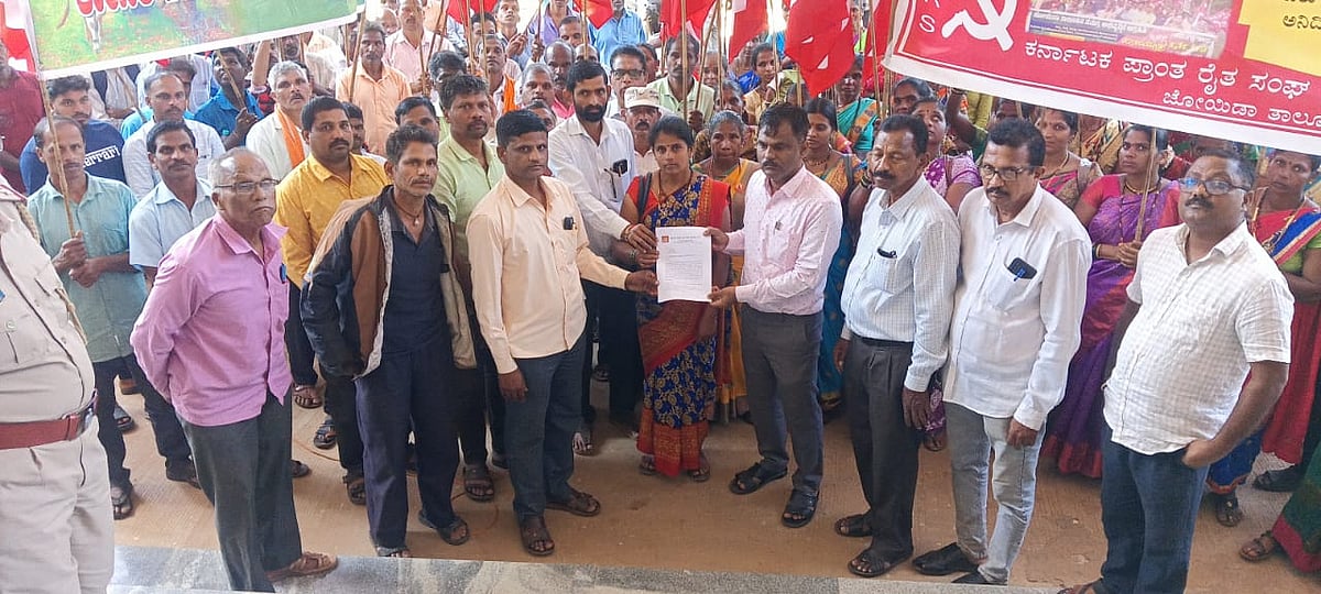 ಜೊಯಿಡಾ: ಮೂಲಸೌಕರ್ಯಕ್ಕಾಗಿ ಅಹೋರಾತ್ರಿ ಧರಣಿ