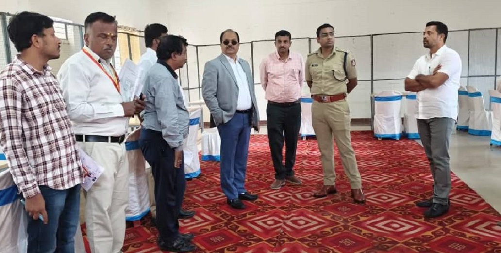ಮರು ಮತ ಎಣಿಕೆ ನಡೆಯಲಿರುವ ತೋಟಗಾರಿಕಾ ಮಹಾವಿದ್ಯಾಲಯದ ಕೊಠಡಿಯಲ್ಲಿನ ಸಿದ್ಧತೆಯನ್ನು ವೀಕ್ಷಿಸಿದ ಜಿಲ್ಲಾಧಿಕಾರಿ ಎಂ.ಆರ್‌.ರವಿ ಹಾಗೂ ಜಿಲ್ಲಾ ಪೊಲೀಸ್‌ ವರಿಷ್ಠಾಧಿಕಾರಿ ನಿಖಿಲ್‌  