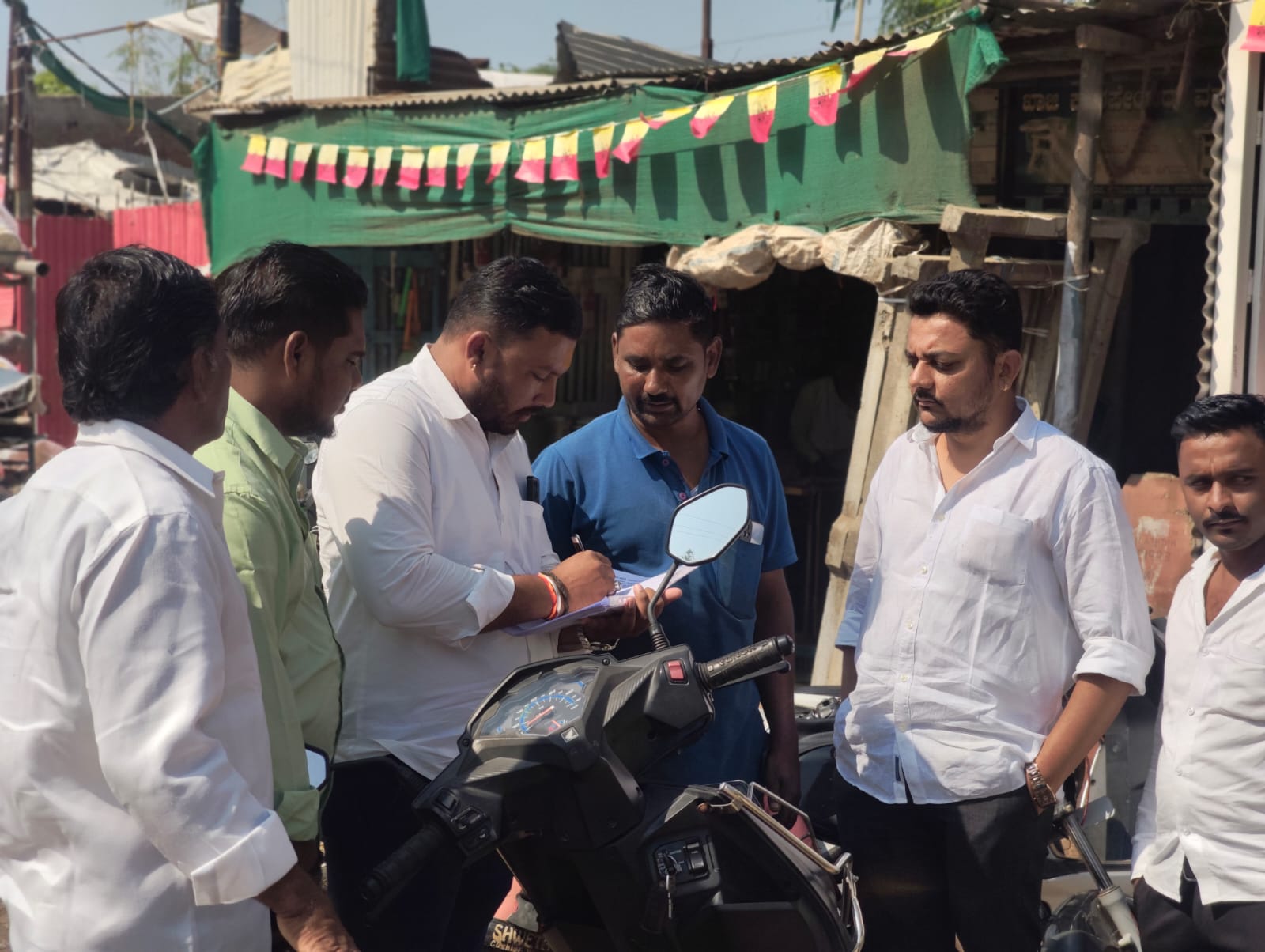 ನವಲಗುಂದ ಪಟ್ಟಣದಲ್ಲಿ ವಿಧಾನಸಭಾ ಕ್ಷೇತ್ರದ ಯುವ ಕಾಂಗ್ರೆಸ್ ಅಧ್ಯಕ್ಷ ವಿಕಾಸ ತದ್ದೇವಾಡಿ ಮತಗಳ್ಳತನದ ವಿರುದ್ಧ ಜನಜಾಗೃತಿ ಹಾಗೂ ಸಹಿ ಸಂಗ್ರಹ ಅಭಿಯಾನ ನಡೆಸಿದರು