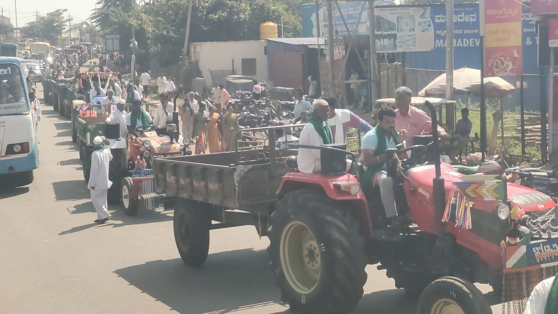 ಬೈಲಹೊಂಗಲದಲ್ಲಿ ತಾಲ್ಲೂಕಿನ ವಿವಿಧ ಗ್ರಾಮಗಳ ಗ್ರಾಮಸ್ಥರು ಸೋಮವಾರ ಬೃಹತ್ ಟ್ರ್ಯಾಕ್ಟರ್ ರ್ರ್ಯಾಲಿ ನಡೆಸಿದರು.