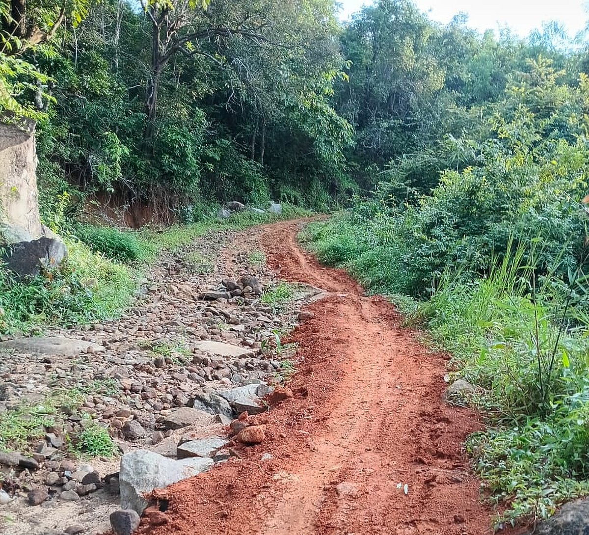 ಕಡಿದಾದ ರಸ್ತೆಗೆ ಮಣ್ಣು ಸುರಿವುದೇ ಕೆಲಸ: ಗುಡ್ಡೆಹಳ್ಳಿ ಗ್ರಾಮಸ್ಥರ ಗೋಳು