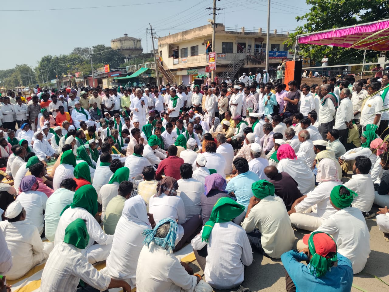 ಅಫಜಲಪುರದ ಅಂಬೇಡ್ಕರ್‌ ವೃತ್ತದಲ್ಲಿ ಸೋಮವಾರ ನಡೆದ ಕಬ್ಬು ಬೆಳೆಗಾರರ ಹೋರಾಟ