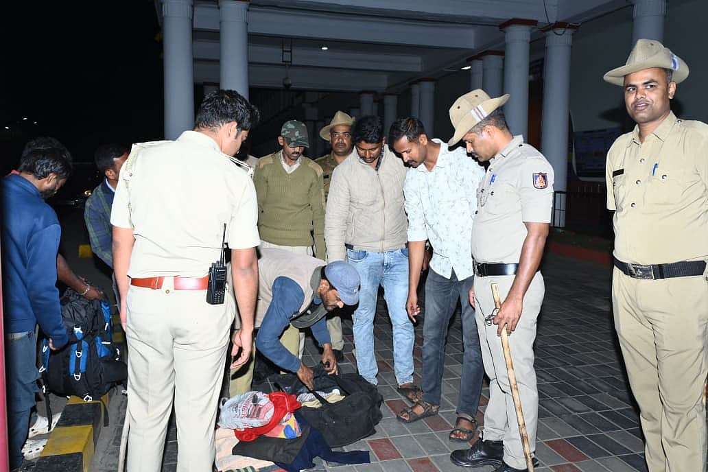 ದೆಹಲಿ ಸ್ಫೋಟ: ಮೈಸೂರಿನಲ್ಲೂ ಕಟ್ಟೆಚ್ಚರ; ಬಸ್‌ ನಿಲ್ದಾಣ ಸೇರಿ ಹಲವೆಡೆ ತ‍‍ಪಾಸಣೆ