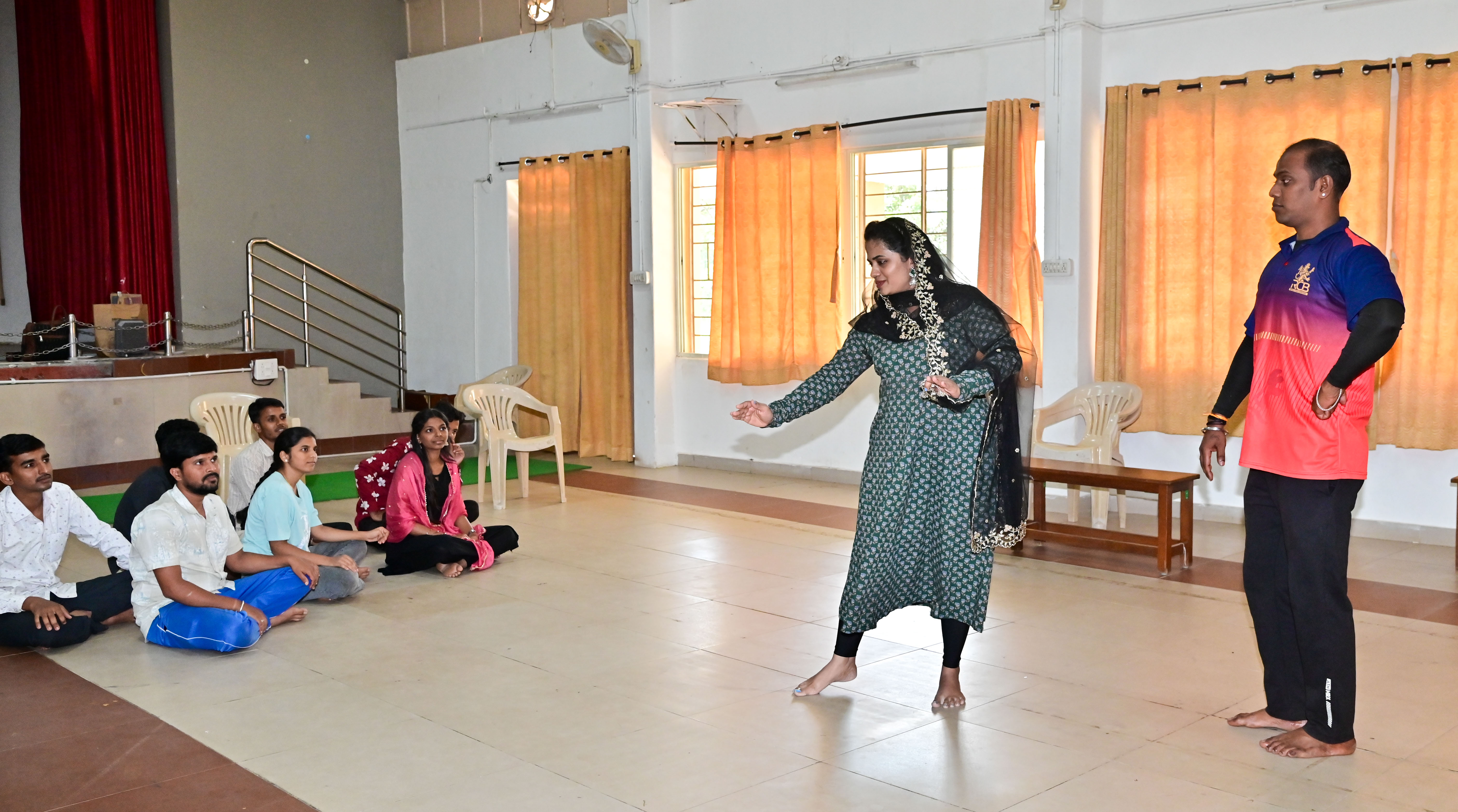 ದಾವಣಗೆರೆಯ ದೃಶ್ಯಕಲಾ ಮಹಾವಿದ್ಯಾಲಯದಲ್ಲಿ ವೃತ್ತಿ ರಂಗಭೂಮಿ ರಂಗಾಯಣದ ಕಲಾವಿದರು ‘ಪ್ರತಿಗಂಧರ್ವ’ ನಾಟಕದ ತಾಲೀಮಿನಲ್ಲಿ ತೊಡಗಿರುವುದು ಪ್ರಜಾವಾಣಿ ಚಿತ್ರ: ಸತೀಶ್ ಬಡಿಗೇರ