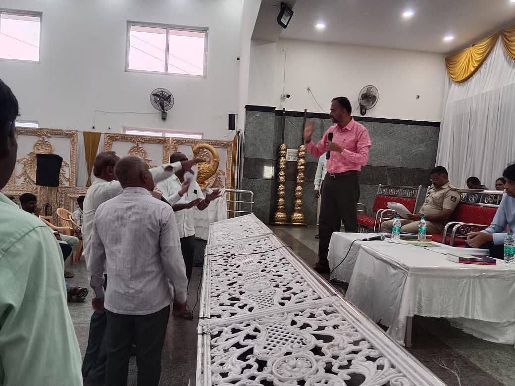 ಗೊಂದಲದ ನಡುವೆ ಜಮೀನು ದರ ನಿಗದಿ: ಕೆಐಎಡಿಬಿ ಸಭೆಯಿಂದ ಹೊರ ನಡೆದ ರೈತರು