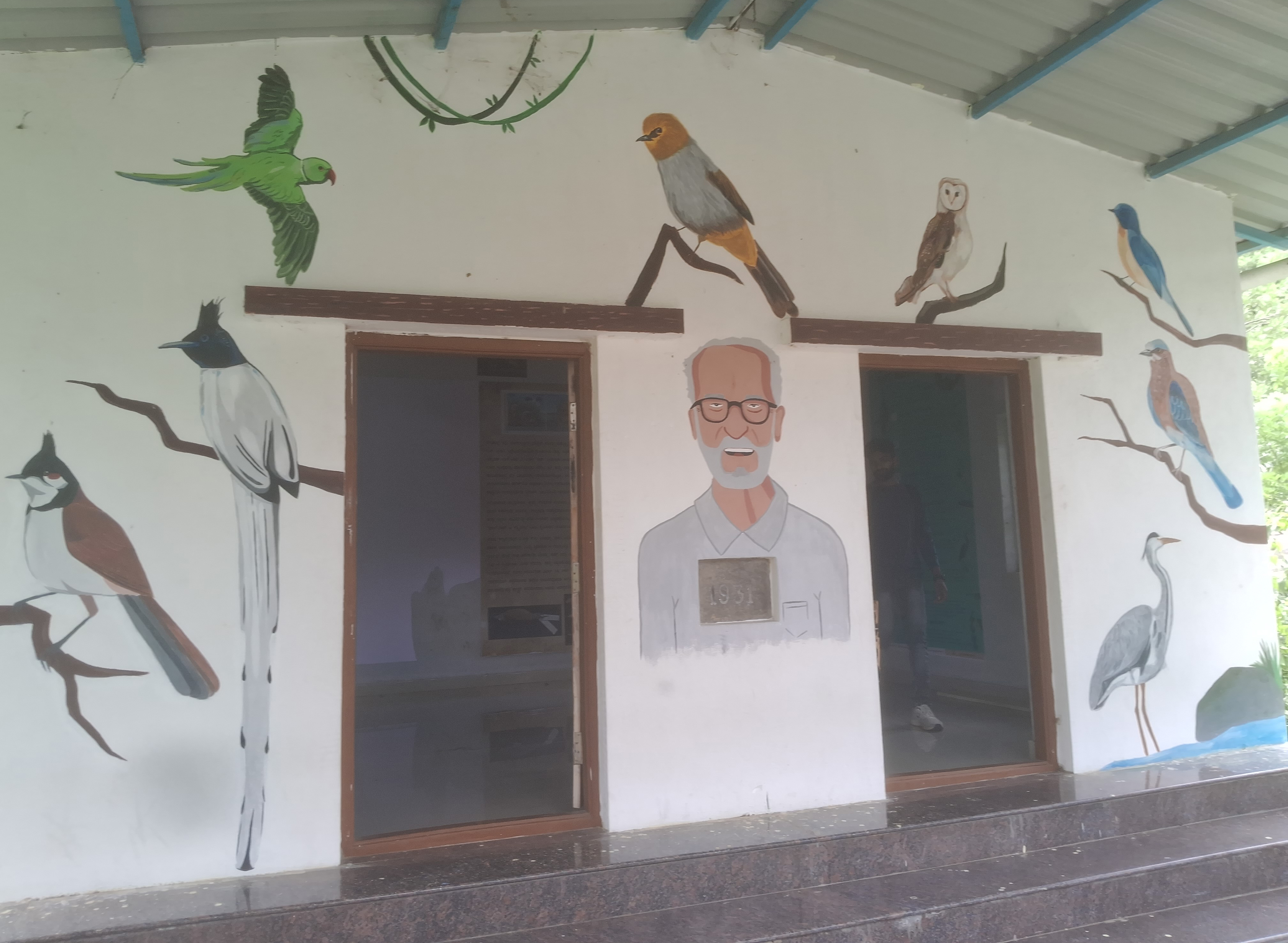 ಮಾಹಿತಿ ಕೇಂದ್ರದ ಬಾಗಿಲು ಮುರಿದಿರುವುದು