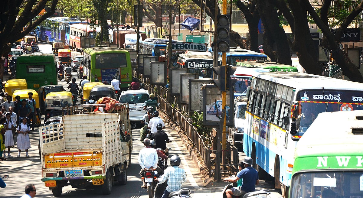 ಹುಬ್ಬಳ್ಳಿ | ಸಂಚಾರ ದಟ್ಟಣೆ: ಬೇಸತ್ತ ಸವಾರರು