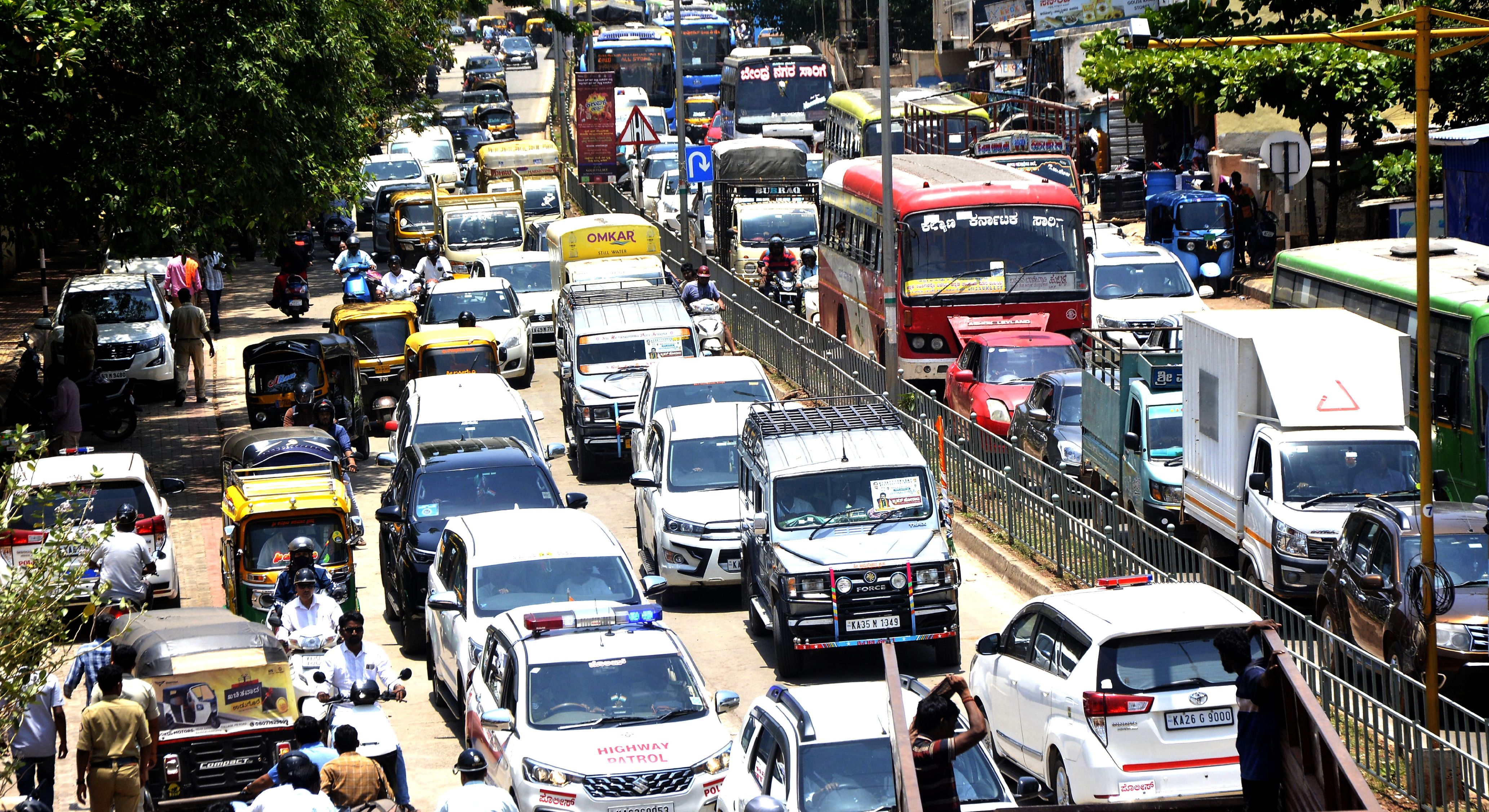 ಹುಬ್ಬಳ್ಳಿಯ ಕೇಶ್ವಾಪುರ ರಸ್ತೆಯಲ್ಲಿ ಉಂಟಾದ ಸಂಚಾರ ದಟ್ಟಣೆ –ಪ್ರಜಾವಾಣಿ ಚಿತ್ರ–ಗುರು ಹಬೀಬ್