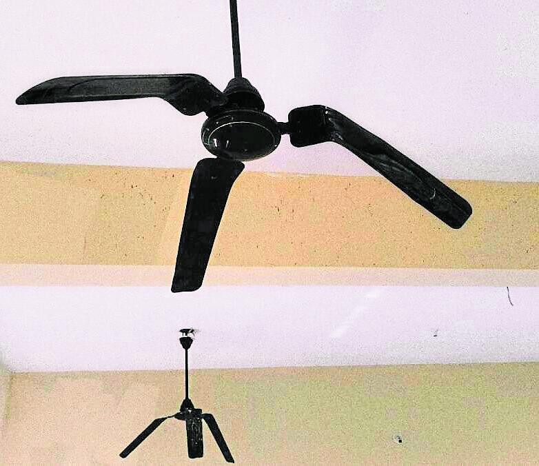 ವಿದ್ಯಾರ್ಥಿಗಳ ಕೊಠಡಿಯಲ್ಲಿ ನೆಲಕ್ಕೆ ಮುಖ ಮಾಡಿದಂತೆ ಬಾಗಿರುವ ಫ್ಯಾನ್‌ಗಳು