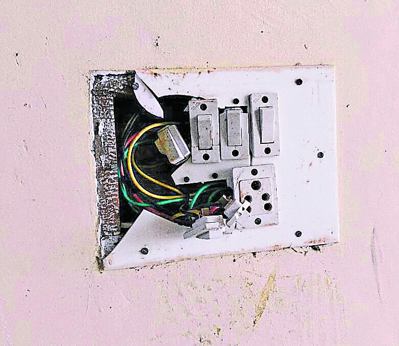 1. ಕಿತ್ತೂಹೋಗಿರುವ ವಿದ್ಯುತ್ ಬೋರ್ಡ್