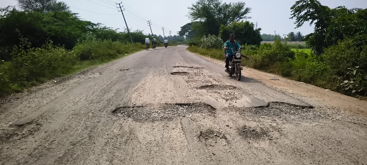 ಕೊಳ್ಳೇಗಾಲ | ರಸ್ತೆ ಗುಂಡಿ; ಸಂಚಾರ ದುಸ್ತರ: ನಿತ್ಯ ವಾಹನ ಸವಾರರಿಗೆ ನರಕಯಾತನೆ