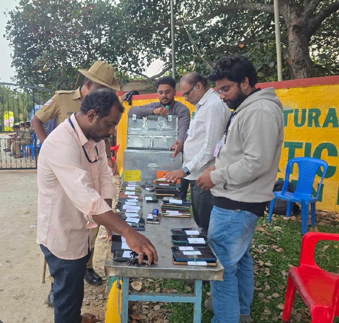 ಮತ ಎಣಿಕೆ ಕೇಂದ್ರದ ಪ್ರವೇಶ ದ್ವಾರದಲ್ಲಿ ಸಿಬ್ಬಂದಿ ಏಜೆಂಟರ ಮೊಬೈಲ್‌ ಪಡೆದು ಒಳಗೆ ಕಳಿಸಿದ ಪೊಲೀಸರು