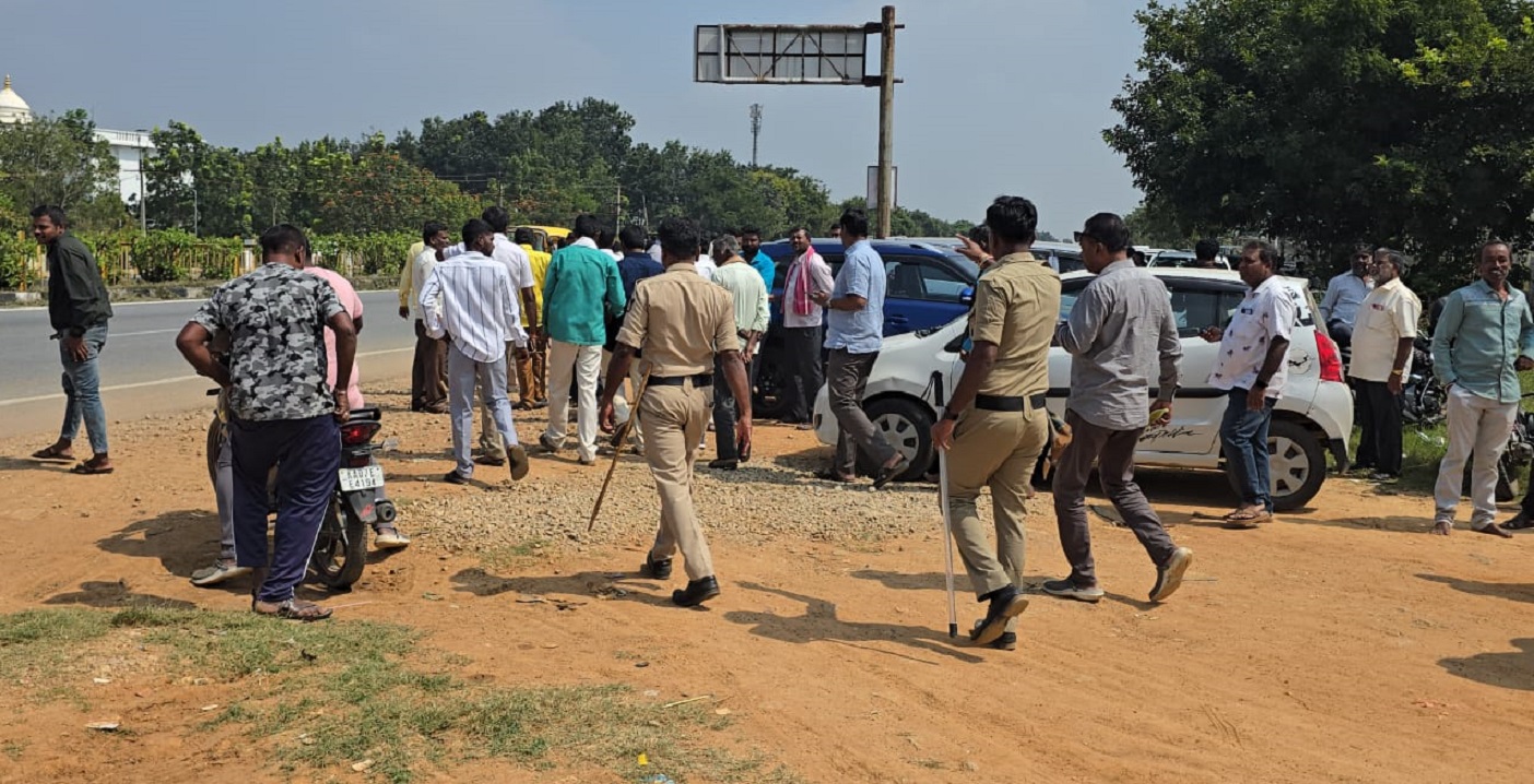 ಮತ ಎಣಿಕೆ ಕೇಂದ್ರದ ಬಳಿ ಸೇರಿದ್ದ ಜನರನ್ನು ಚದುರಿಸಿದ ಪೊಲೀಸರು