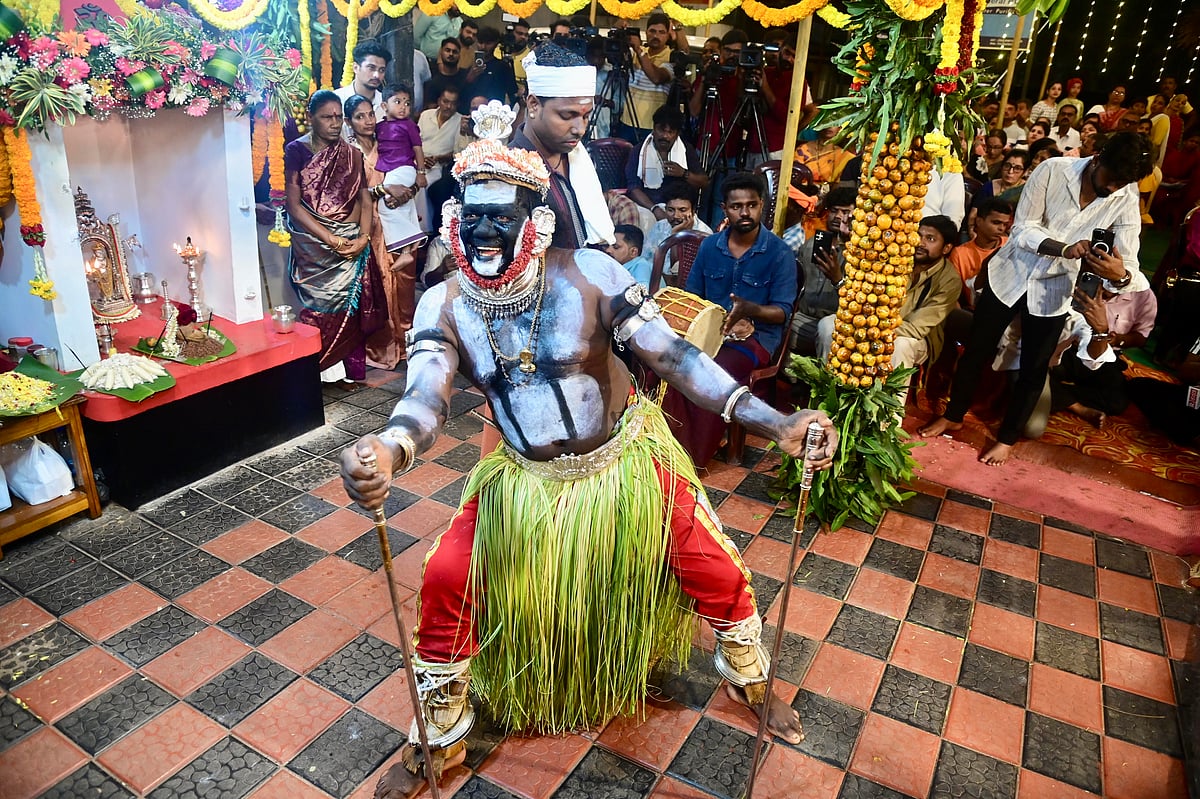 ಮಂಗಳೂರು: ಕೊರಗಜ್ಜ ಚಿತ್ರತಂಡದಿಂದ ಕೋಲ ಸೇವೆ