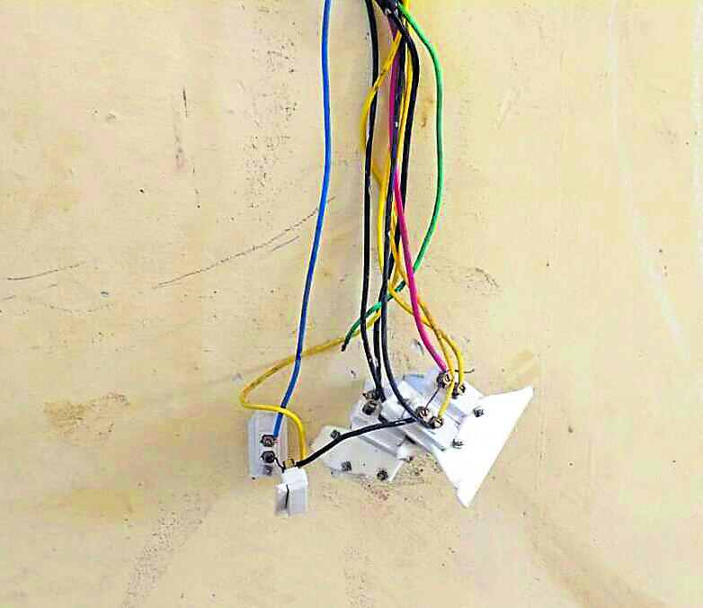 ಸ್ವಿಚ್ ಬೋರ್ಡ್‌ನಿಂದ ಕಿತ್ತು ಹೊರ ಬಿದ್ದಿರುವ ಸಾಕೆಟ್