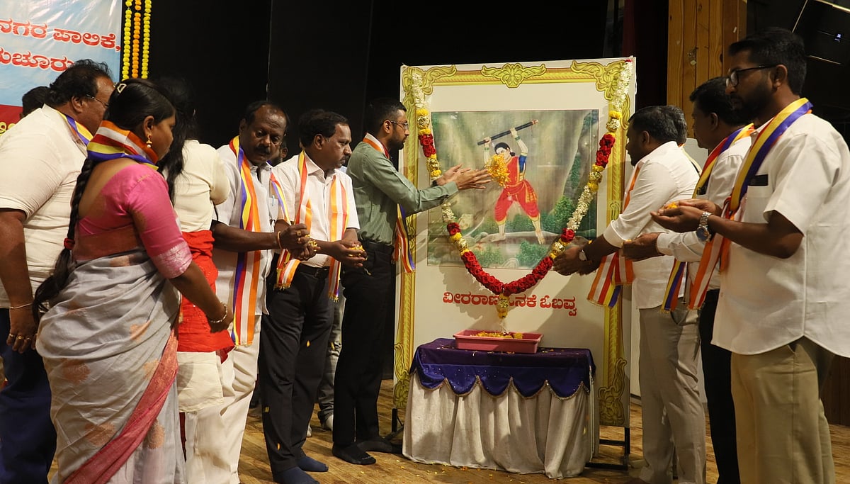 ರಾಯಚೂರು| ಒನಕೆ ಓಬವ್ವನ ಧೈರ್ಯ, ಸಾಹಸ ಮಹಿಳೆಯರಿಗೆ ಸ್ಫೂರ್ತಿ: ಜಿಲ್ಲಾಧಿಕಾರಿ