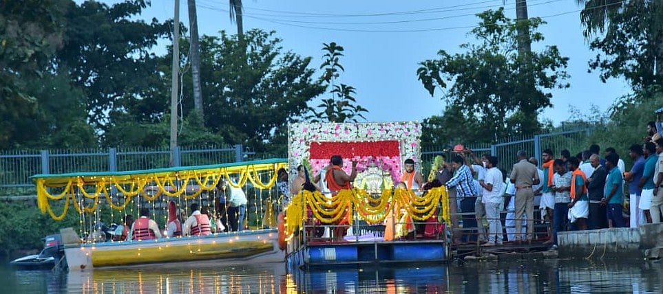 ಹಳೇಬೀಡು| ಭಕ್ತಿ ಭಾವದ ತೆಪ್ಪೋತ್ಸವ: ಅಲಂಕೃತ ಮಂಟಪದಲ್ಲಿ ದೇವತೆಗಳ ಜಲ ವಿಹಾರ