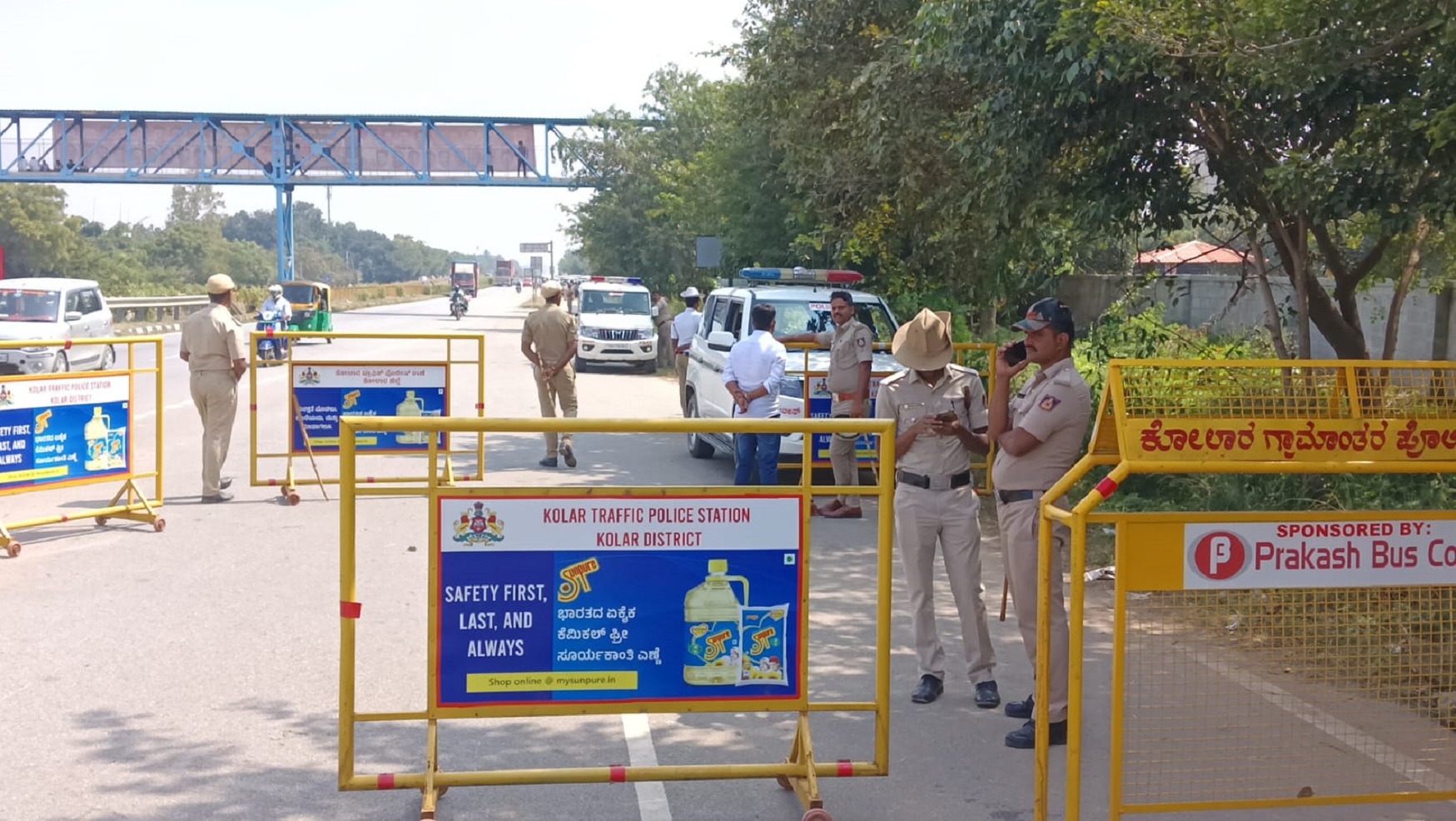 ಕೋಲಾರದ ಟಮಕ ಬಳಿ ರಾಷ್ಟ್ರೀಯ ಹೆದ್ದಾರಿಯ ಸರ್ವೀಸ್‌ ರಸ್ತೆಯಲ್ಲಿ ಚಲನವಲನಕ್ಕೆ ನಿರ್ಬಂಧ ವಿಧಿಸಿದ್ದ ಪೊಲೀಸರು