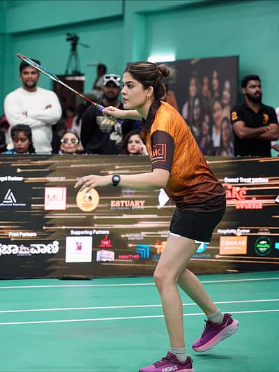 ಸ್ಯಾಂಡಲ್‌ವುಡ್ ಬ್ಯಾಡ್ಮಿಂಟನ್ ಸ್ಪರ್ಧೆಯಲ್ಲಿ ನಟಿ ಆಶಾ ಭಟ್ ಭಾಗಿಯಾಗಿದ್ದಾರೆ.