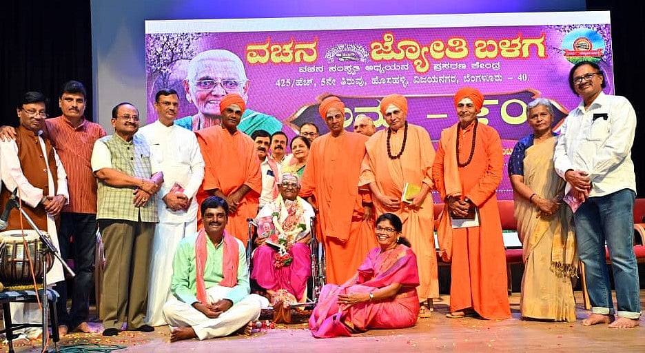 ಬದುಕಿರುವಾಗಲೇ ತಾಯಿಯನ್ನು ಗೌರವಿಸಬೇಕು: ಸಿದ್ಧಲಿಂಗ ಸ್ವಾಮೀಜಿ