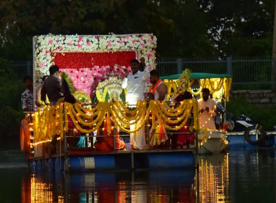 ಹಳೇಬೀಡಿನ ದ್ವಾರಸಮುದ್ರ ಕೆರೆಯಲ್ಲಿ ಸೋಮವಾರ ಸಂಜೆ ಗ್ರಾಮ ದೇವತೆ ಕರಿಯಮ್ಮ ಹಾಗೂ ಹೊಯ್ಸಳೇಶ್ವರ ಸ್ವಾಮಿಯ ತೆಪ್ಪೋತ್ಸವ ನಡೆಯಿತು 