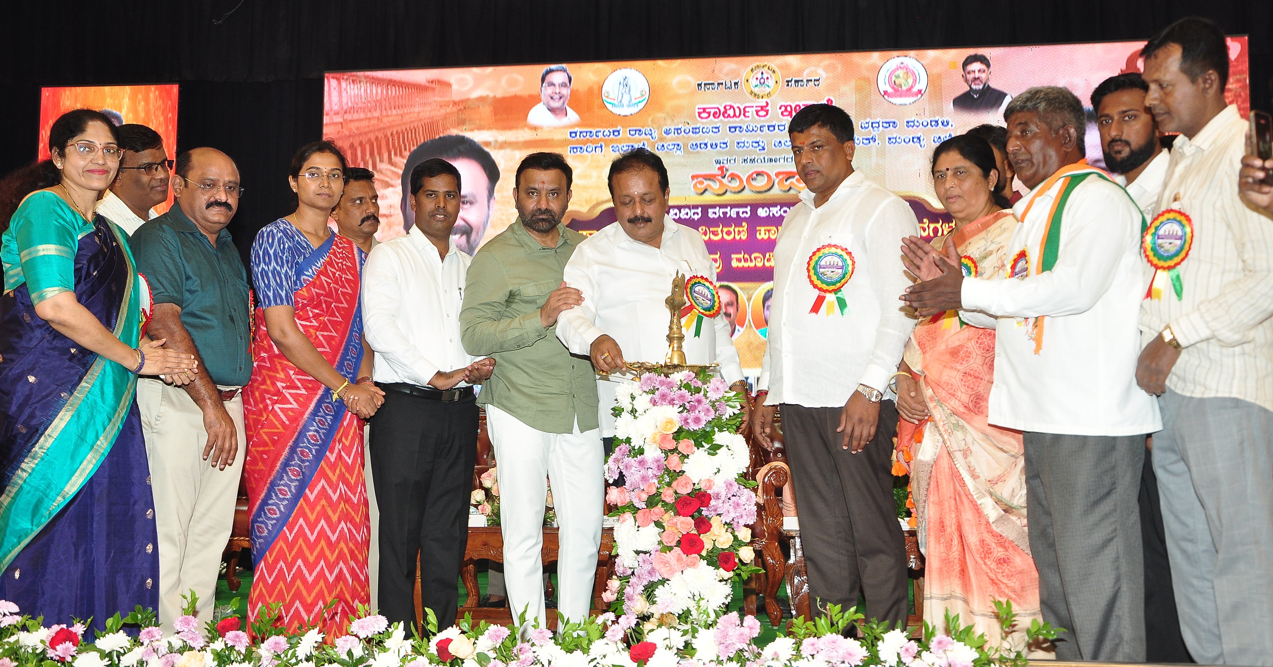 ಮಂಡ್ಯ ನಗರದ ಅಂಬೇಡ್ಕರ್‌ ಭವನದಲ್ಲಿ ನಡೆದ ‘ಮಂಡ್ಯ ಜಿಲ್ಲೆಯ ವಿವಿಧ ವರ್ಗಗಳ ಅಸಂಘಟಿತ ಕಾರ್ಮಿಕರಿಗೆ ಸ್ಮಾರ್ಟ್ ಕಾರ್ಡ್ ವಿತರಣೆ ಹಾಗೂ ಅರಿವು ಕಾರ್ಯಕ್ರಮವನ್ನು ಜಿಲ್ಲಾ ಉಸ್ತುವಾರಿ ಸಚಿವ ಎನ್‌.ಚಲುವರಾಯಸ್ವಾಮಿ ಉದ್ಘಾಟಿಸಿದರು. ಕಾರ್ಮಿಕ ಸಚಿವ ಸಂತೋಷ್‌ ಲಾಡ್‌ ಭಾಗವಹಿಸಿದ್ದರು