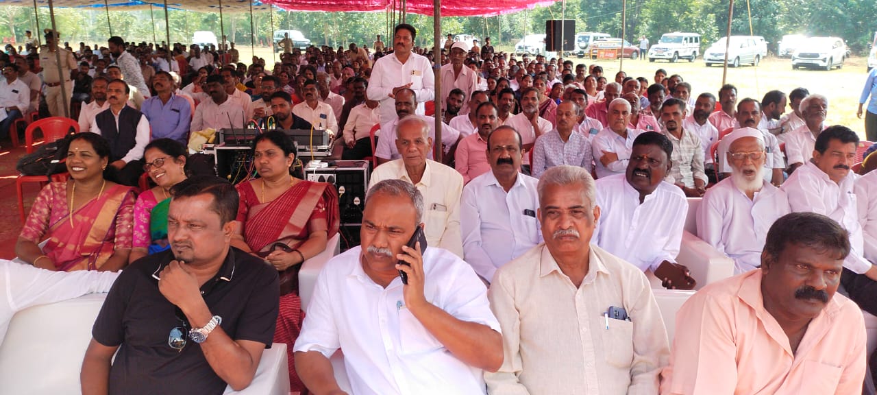 ಕುಶಾಲನಗರ ಮಾದಾಪಟ್ಟಣದಲ್ಲಿ ಮಂಗಳವಾರ ತಾಲ್ಲೂಕು ಆಡಳಿತ ಭವನ ಪ್ರಜಾಸೌಧ ಕಟ್ಟಡಕ್ಕೆ ಶಂಕುಸ್ಥಾಪನೆ ಕಾರ್ಯಕ್ರಮದಲ್ಲಿ ಪಾಲ್ಗೊಂಡಿರುವ ಸಭೀಕರು