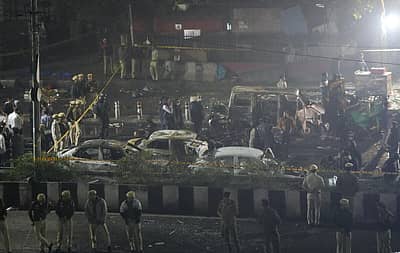 ಸ್ಪೋಟದಲ್ಲಿ ಬೆಂಕಿಗಾಹುತಿಯಾದ ವಾಹನಗಳು.. 