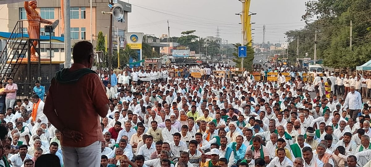 ಮುಧೋಳ|ಸರ್ಕಾರದ ದರ ಒಪ್ಪದ ಕಬ್ಬು ಬೆಳೆಗಾರರು: ತೀವ್ರಗೊಂಡ ಹೋರಾಟ, ಹೆದ್ದಾರಿ ಬಂದ್