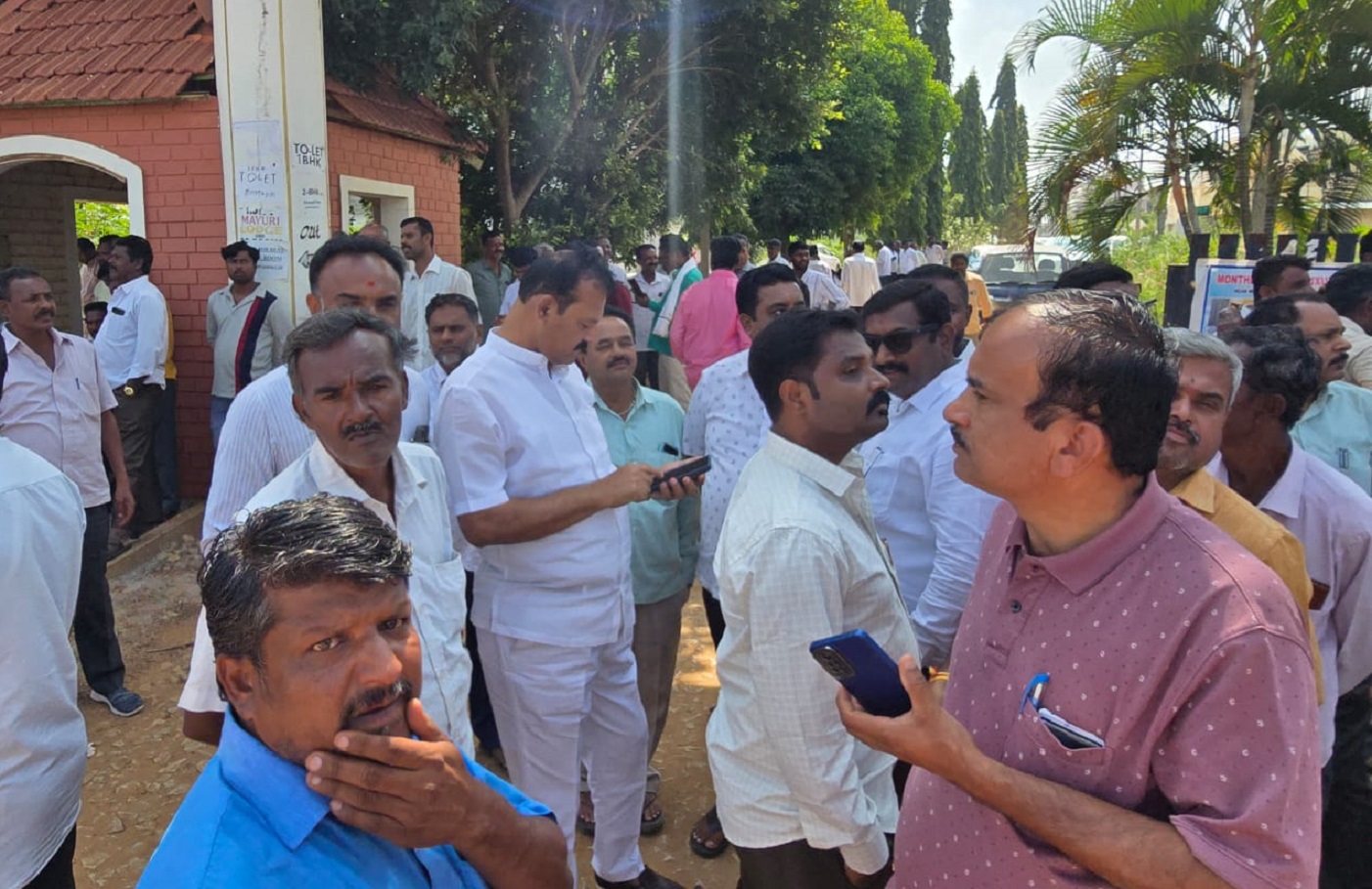 ಮತ ಎಣಿಕೆ ಕೇಂದ್ರದ ಸಮೀಪ ಸೇರಿದ್ದ ಮುಖಂಡರು ಕಾರ್ಯಕರ್ತರು