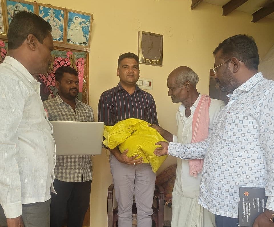 ರಾಯಚೂರು: ಒಂಟಿ ಹಿರಿಯ ನಾಗರಿಕರ ಮನೆ ಬಾಗಿಲಿಗೆ ಪಡಿತರ