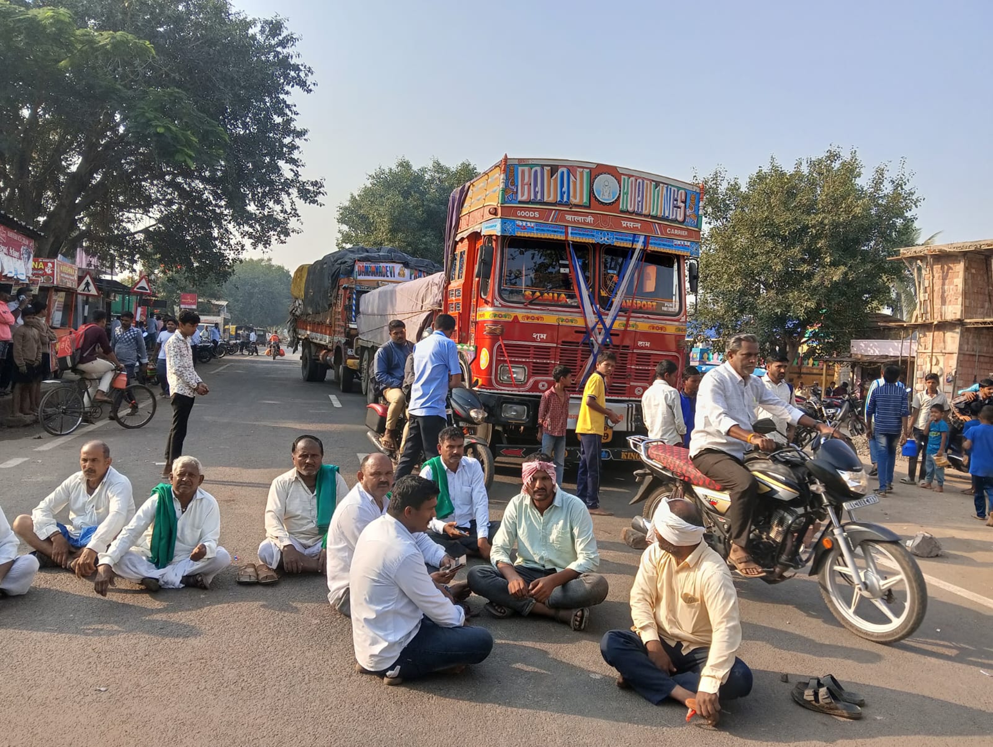 ಮುಧೋಳ ತಾಲ್ಲೂಕು ಶಿರೋಳ ಗ್ರಾಮದಲ್ಲಿ ಬುಧವಾರ ಬೆಳಿಗ್ಗೆಯಿಂದ ರಾಜ್ಯ ಹೆದ್ದಾರಿ 34 ಬಂದ್ ಮಾಡಿ ಹೋರಾಟ ಮಾಡುತ್ತಿರುವ ರೈತರು