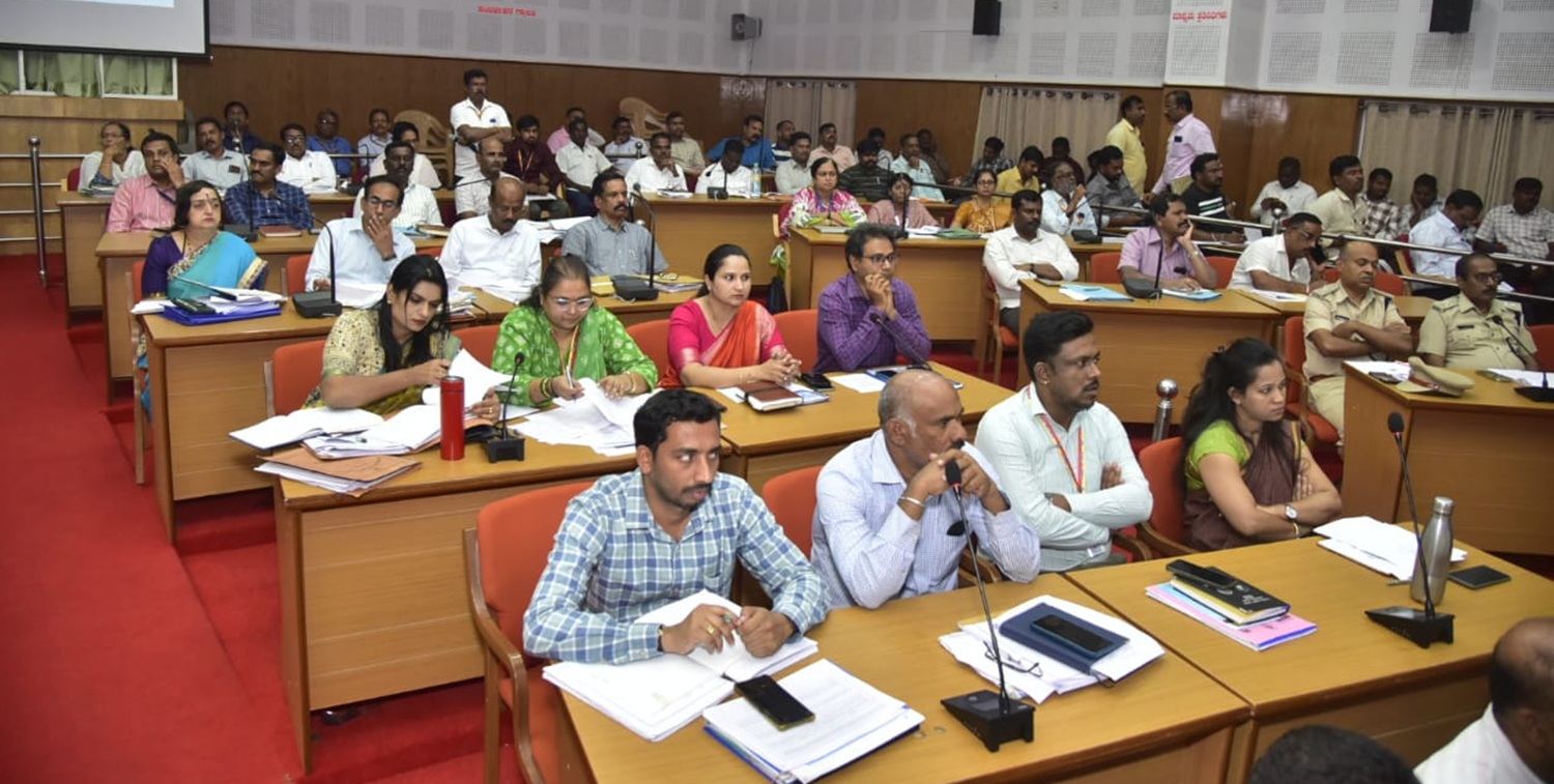 ಕೆಡಿಪಿ ಸಭೆಯಲ್ಲಿ ಭಾಗವಹಿಸಿದ್ದ ಅಧಿಕಾರಿಗಳು