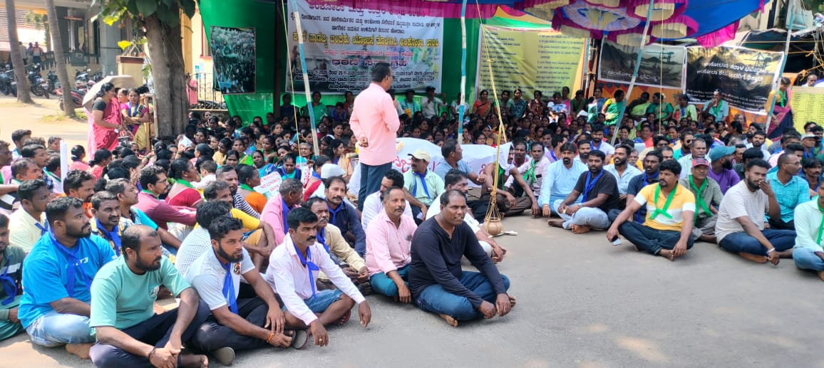 ಕೇಣಿ ವಾಣಿಜ್ಯ ಬಂದರು ನಿರ್ಮಾಣ ವಿರೋಧಿಸಿ ಹೋರಾಟಗಾರರು ತಹಶೀಲ್ದಾರ್ ಕಚೇರಿಯ ಆವರಣದ ಎದುರು ಧರಣಿ ನಡೆಸಿದರು