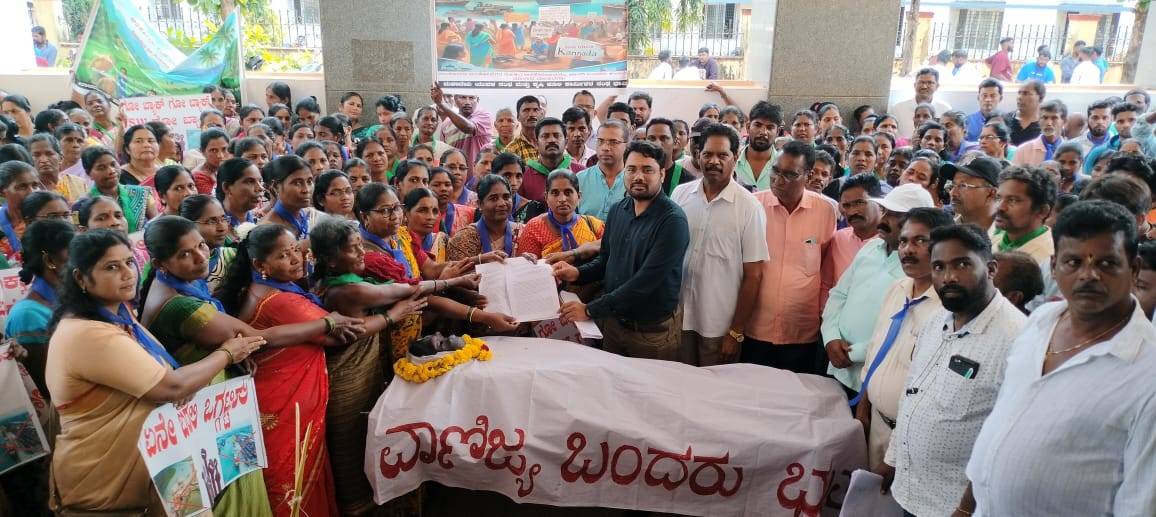 ಕೇಣಿ ವಾಣಿಜ್ಯ ಬಂದರು ನಿರ್ಮಾಣ ವಿರೋಧಿಸಿ ಮೀನುಗಾರರು ಪಟ್ಟಣದಲ್ಲಿ ಬೃಹತ್ ಪ್ರತಿಭಟನೆ ನಡೆಸಿ ತಹಶೀಲ್ದಾರ್ ಡಾ.ಚಿಕ್ಕಪ್ಪ ನಾಯಕ ಅವರಿಗೆ ಮನವಿ ಸಲ್ಲಿಸಿದರು.