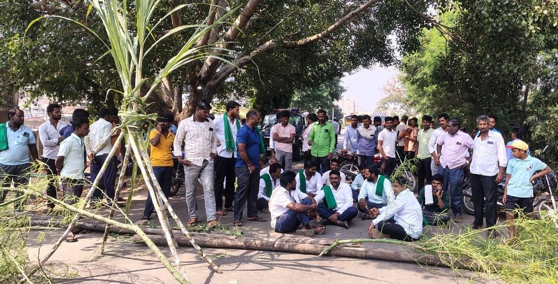 ಜಮಖಂಡಿ: ತಾಲ್ಲೂಕಿನ ಹುಲ್ಯಾಳ ಗ್ರಾಮದಲ್ಲಿ ಜಮಖಂಡಿ ಬೀಳಗಿ ರಸ್ತೆ ಮೇಲೆ ಮುಳ್ಳಿನ ಕಂಟಿಗಳನ್ನು ಹಾಕಿ ವಾಹನ ಸಂಚಾರ ತಡೆದು ಪ್ರತಿಭಟನೆ ಮಾಡಿದರು.