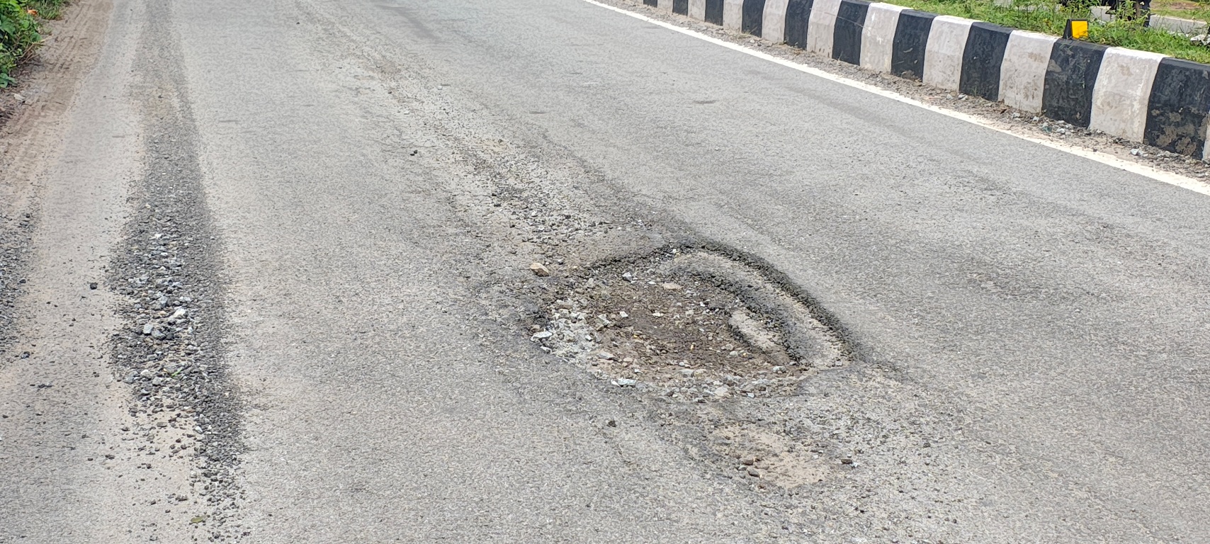 ಊರಿಗಾಂ ಫೈಲೈಟ್ಸ್‌ ಬಳಿ ದೊಡ್ಡದಾದ ಹೊಂಡ