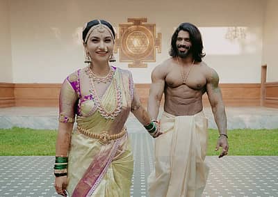 ಅದರ ಜೊತೆಗೆ ಏಳು ವರುಷದ ಗೆಳೆಯನ ಜೊತೆ ಏಳು ವರ್ಷ ‘ಸಪ್ತಪದಿ’ ತುಳಿದು ಈಗ ಒಂದಾದ ಕ್ಷಣ ಜೀವನದ ಅತ್ಯಮೂಲ್ಯದ ದಿನ ಈ ದಿನಕ್ಕೆ ತುಂಬಾ ಪ್ರೀತಿ ತೋರಿದ ಎಲ್ಲರಿಗು ಚಿರಋಣಿ ಎಂದು ಬರೆದುಕೊಂಡಿದ್ದಾರೆ.