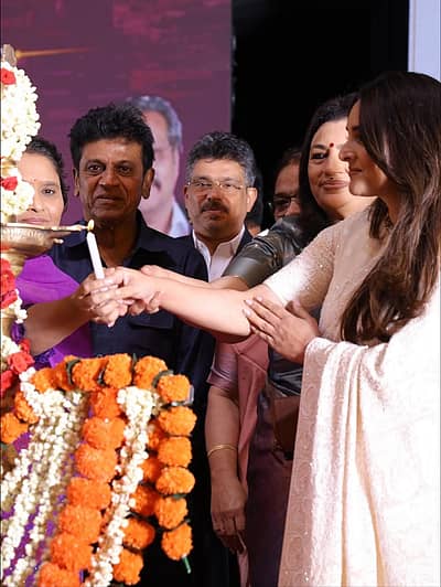 ದುಬೈನಲ್ಲಿ ನಡೆದ ಕನ್ನಡಿಗರ ಕೂಟ, ಗಲ್ಫ್ ಕನ್ನಡ ಮೂವೀಸ್ ಕಾರ್ಯಕ್ರಮದಲ್ಲಿ ಶಿವರಾಜ್ ಕುಮಾರ್ ದಂಪತಿ ಹಾಗೂ ನಟಿ ರಮ್ಯಾ ಅವರು ಭಾಗಿಯಾಗಿದ್ದಾರೆ.