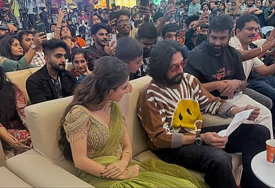 ಕೋಟಿಗೊಬ್ಬ3 ಚಿತ್ರದ ‘ಪಟಾಕಿ ಪೋರಿಯೋ' ಹಾಡಿಗೆ ನಟ ಸುದೀಪ್ ಜತೆ ಆಶಿಕಾ ರಂಗನಾಥ್ ಹೆಜ್ಜೆ ಹಾಕಿದ್ದರು.