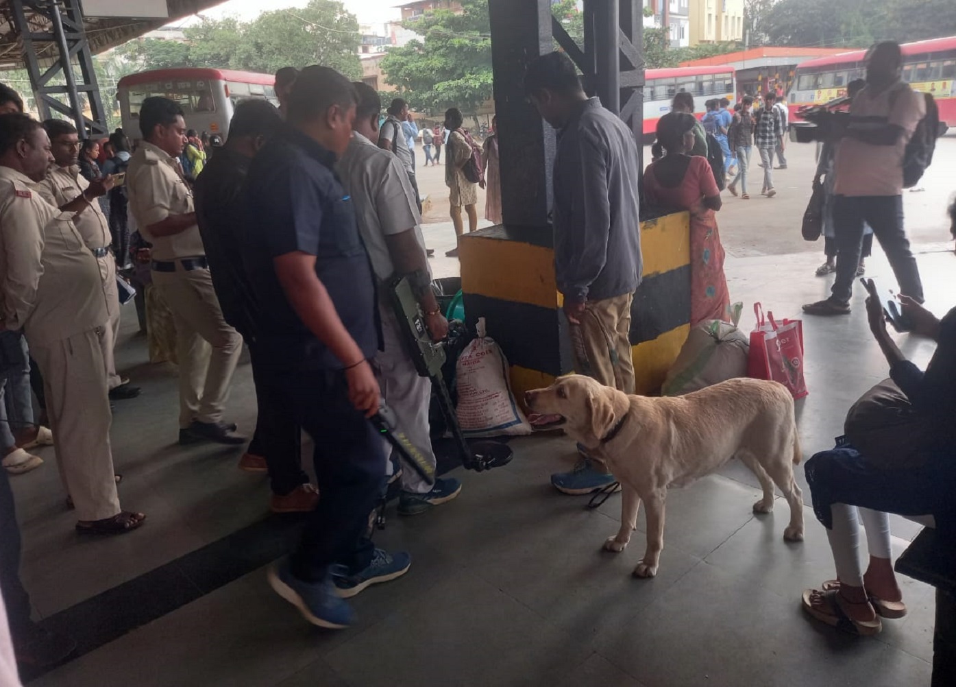 ಕೋಲಾರ ನಗರದ ಕೆಎಸ್‌ಆರ್‌ಟಿಸಿ ಬಸ್‌ ನಿಲ್ದಾಣದಲ್ಲಿ ಬುಧವಾರ ಬಾಂಬ್ ನಿಷ್ಕ್ರಿಯ ದಳದವರು ಶ್ವಾನದ ನೆರವಿನೊಂದಿಗೆ ಪರಿಶೀಲಿಸಿದರು
