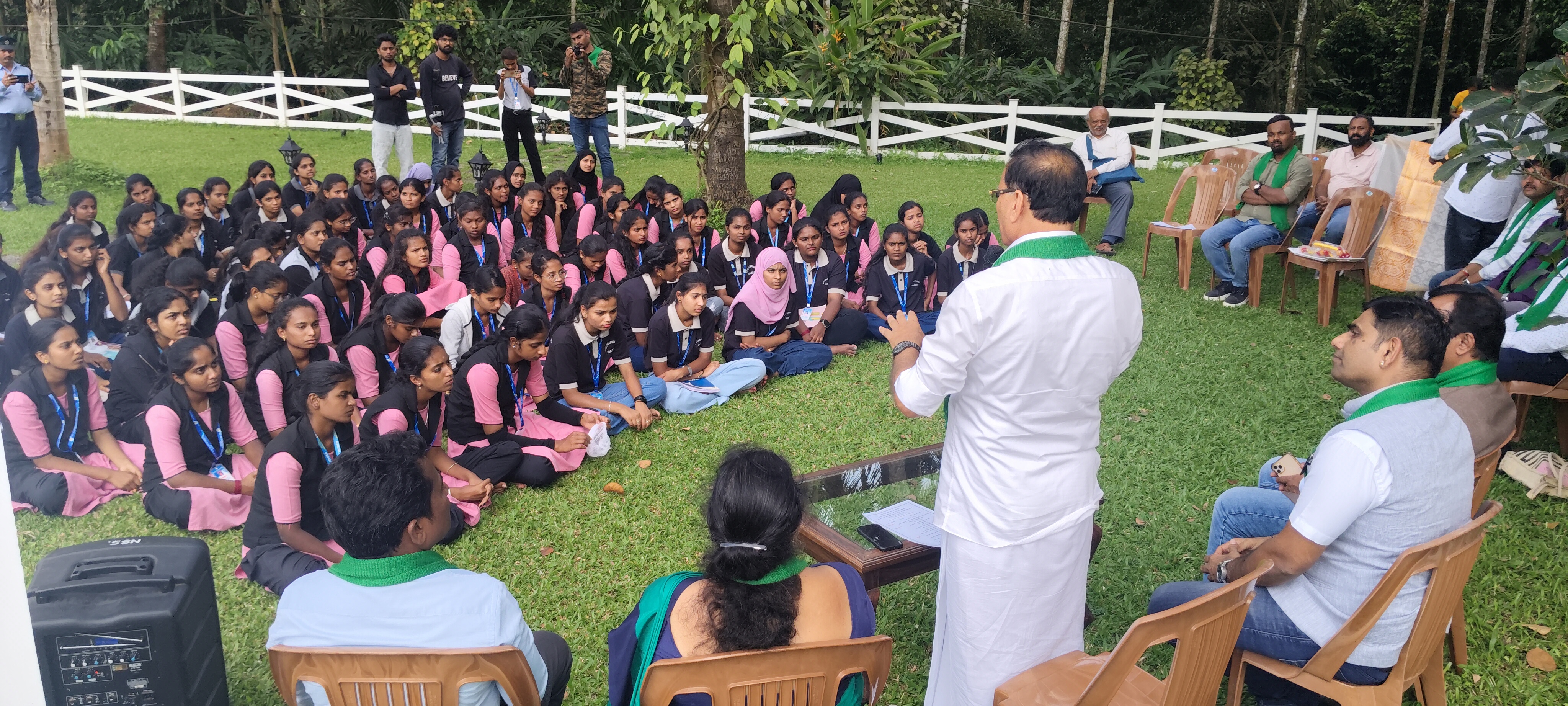 ಅರಕಲಗೂಡು ತಾಲ್ಲೂಕಿನ ದೊಡ್ಡ ಮಗ್ಗೆ ಗ್ರಾಮದ ಮಗ್ಗೆ ಮನೆ ಆವರಣದಲ್ಲಿ ಮಂಗಳವಾರ ಪ‍್ರಗತಿಪರ ಕೃಷಿಕ ಎಂ.ಸಿ. ರಂಗಸ್ವಾಮಿ ಅವರು ವಿದ್ಯಾರ್ಥಿನಿಯರ ಜೊತೆಗೆ ಸಂವಾದ ನಡೆಸಿದರು.