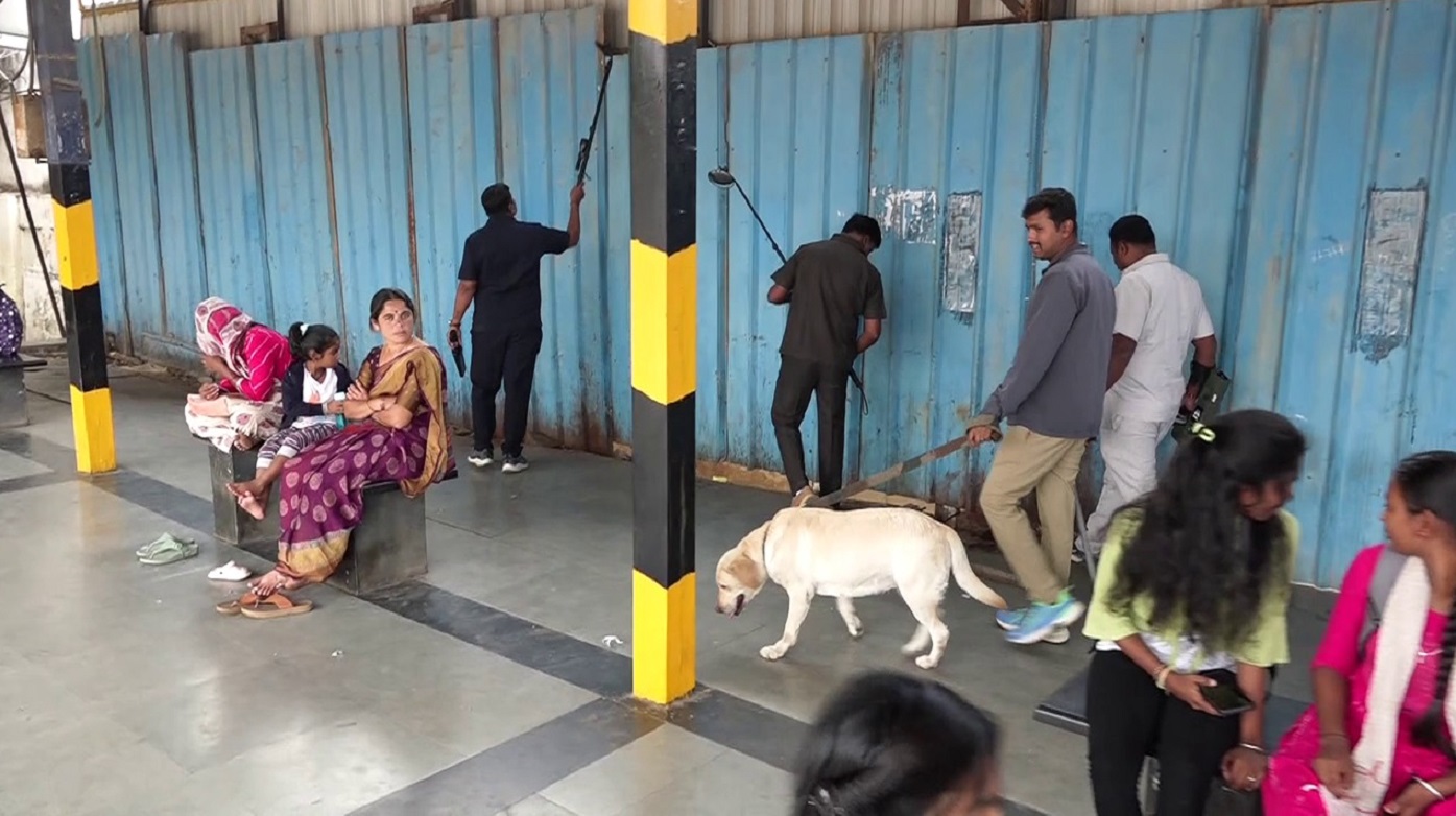 ಕೋಲಾರ ನಗರದ ರೈಲು ನಿಲ್ದಾಣದಲ್ಲಿ ಬುಧವಾರ ಬಾಂಬ್ ನಿಷ್ಕ್ರಿಯ ದಳದವರು ಶ್ವಾನದ ನೆರವಿನೊಂದಿಗೆ ತಪಾಸಣೆ ನಡೆಸಿದರು